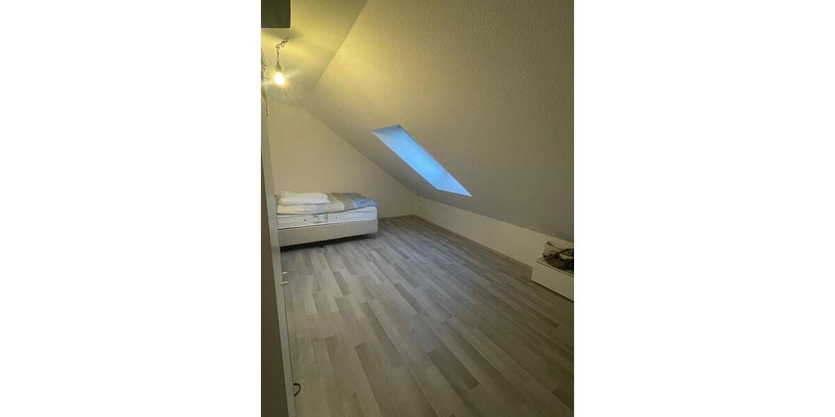 Dachgeschoßwohnung Hannover Herrenhausen-Stöcken - 4 Zimmer, 100 m&sup2;, 950&euro; | Angebot:26279030