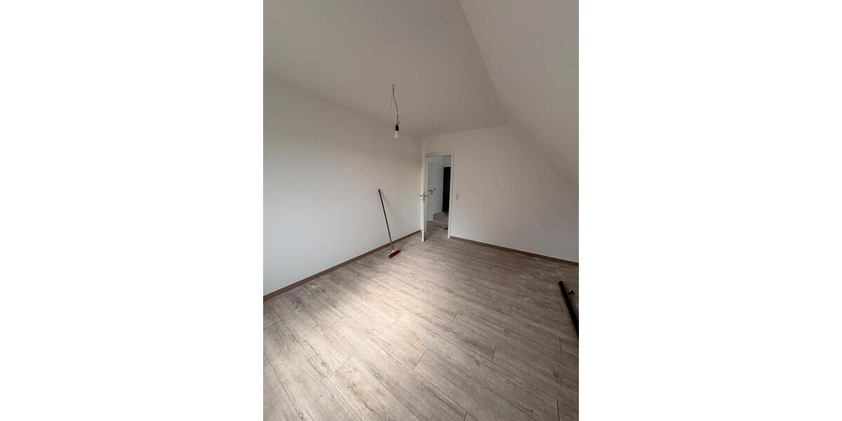 Dachgeschoßwohnung Laatzen - 3 Zimmer, 69 m&sup2;, 900&euro; | Angebot:25943325