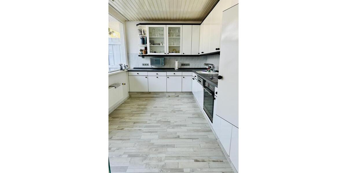 Etagenwohnung Isernhagen - 6 Zimmer, 255 m&sup2;, 2.500&euro; | Angebot:25381857