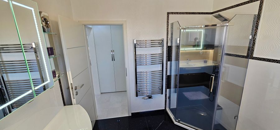 Provisionsfrei* Photovoltaik - Klimaanlage - Modern - 210m2 Wohnfläche - verkehrsgünstige Lage - Straßenbahn in 100m - Doppelhaushälfte Sarstedt | Angebot:25795312