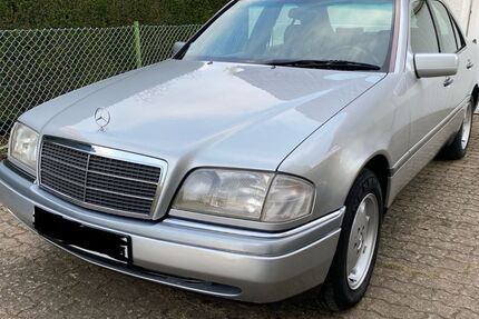 Mercedes-Benz C 180 127.544 km 4.950 &euro; Springe 31832