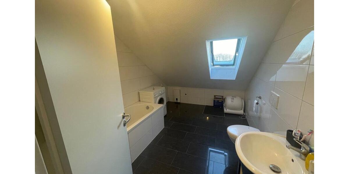 Dachgeschoßwohnung Hannover Herrenhausen-Stöcken - 4 Zimmer, 100 m&sup2;, 1.250&euro; | Angebot:25959114