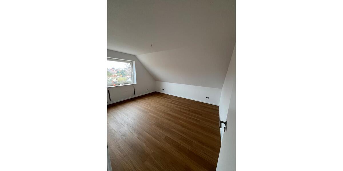 Dachgeschoßwohnung Garbsen - 4 Zimmer, 122 m&sup2;, 1.300&euro; | Angebot:25851903