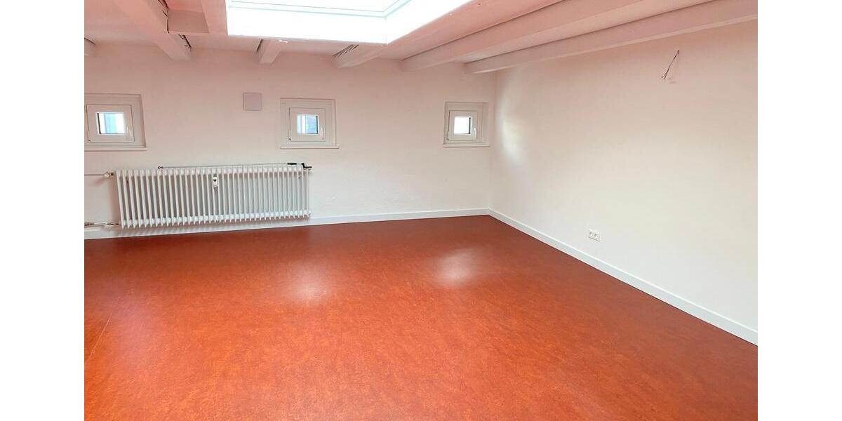 Dachgeschoßwohnung Hannover Vahrenwald-List - 10 Zimmer, 277 m&sup2;, 3.200&euro; | Angebot:26455818