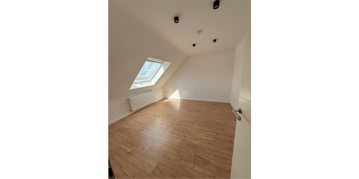 Dachgeschoßwohnung Sarstedt - 3 Zimmer, 73 m&sup2;, 890&euro; | Angebot:25853398